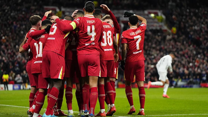 Lider Liverpool, Manchester United ile berabere kaldı