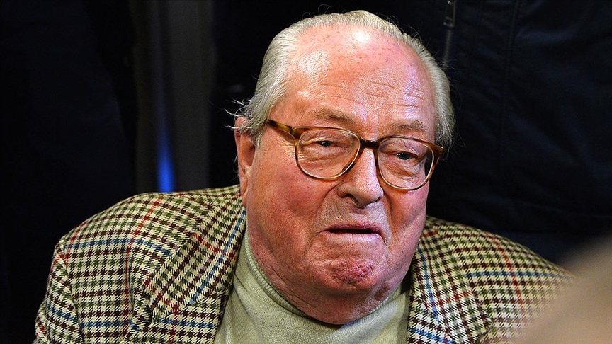 Fransa’da aşırı sağcı Le Pen’in mezarı balyozla tahrip edildi
