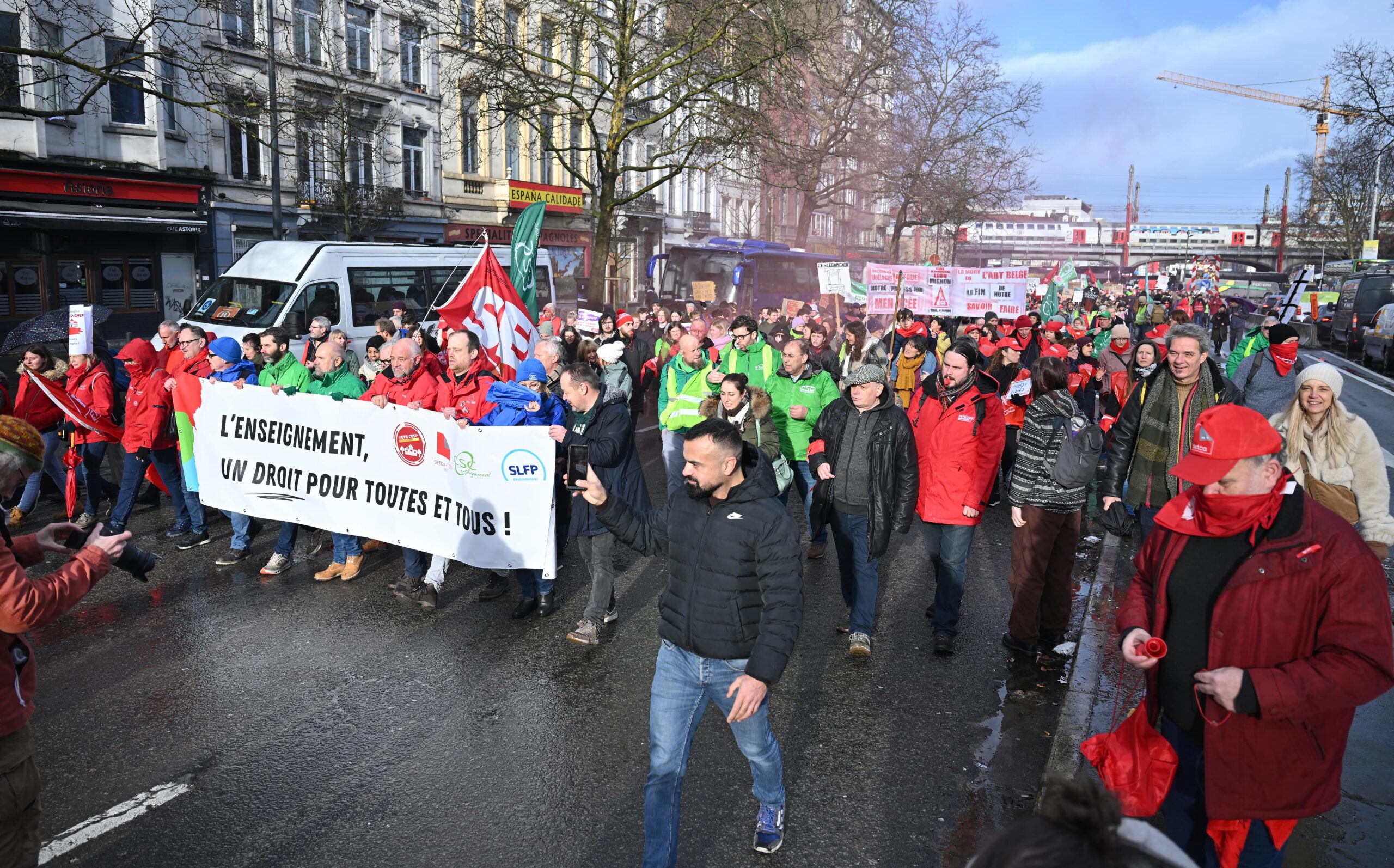 Belçika’da on binlerce öğretmen tasarruf tedbirlerini protesto etti