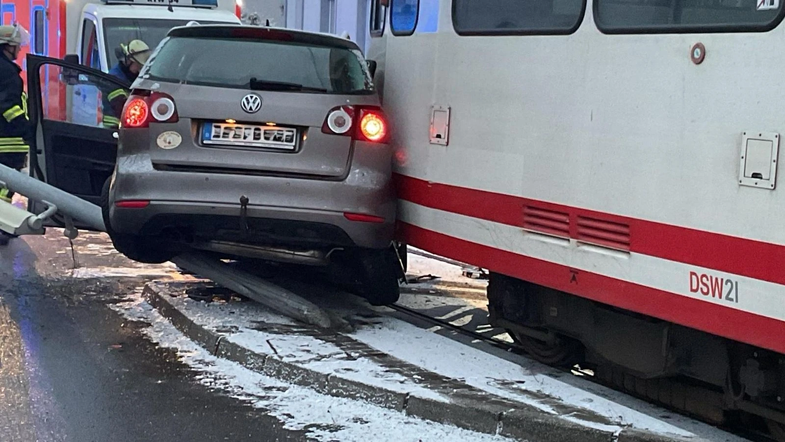 Otomobil tramvaya çarptı