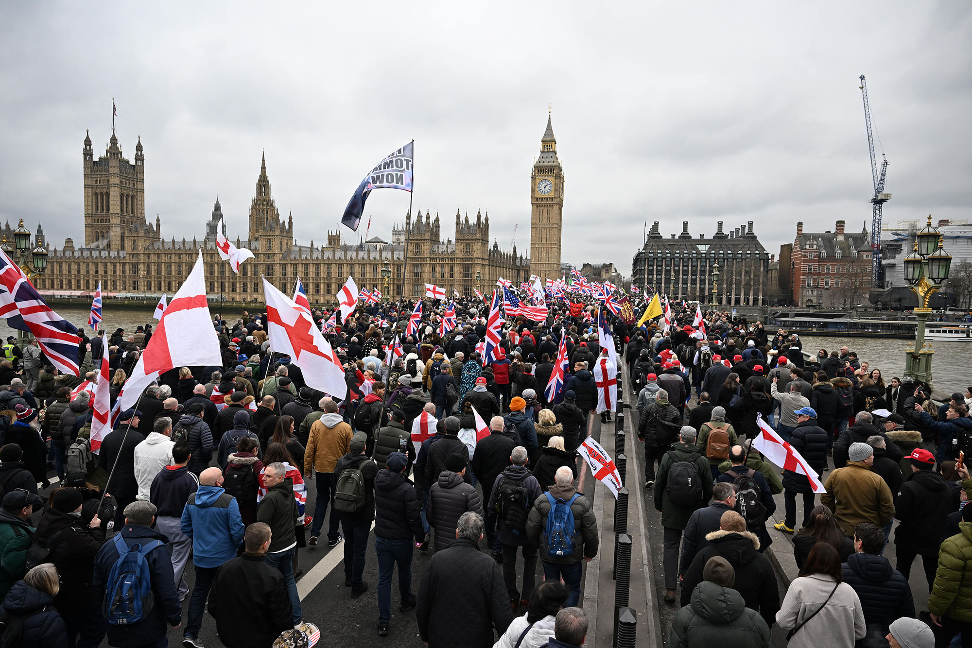 Londra’da aşırı sağcılar ile ırkçılık karşıtları karşılıklı eylem düzenledi