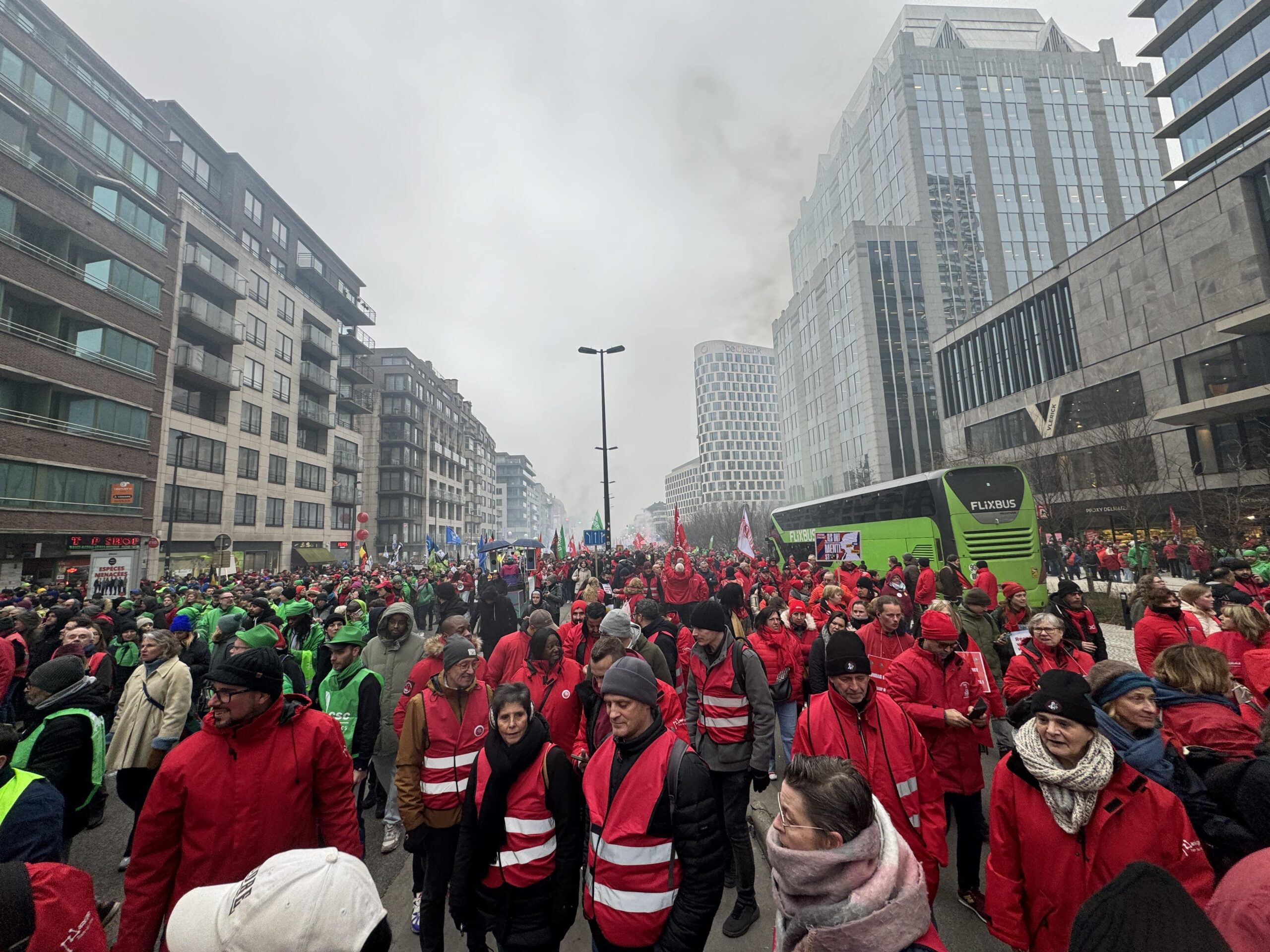 Belçika’da yaklaşık 60 bin işçi hükümetin tasarruf tedbirlerini protesto etti