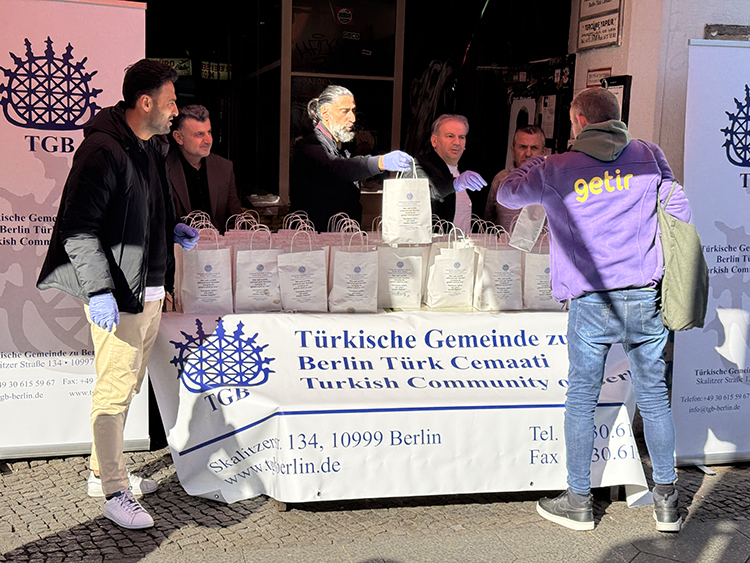 Berlin Türk Cemaati ramazan ayında dayanışma kültürünü yaşatmak için yardım paketi dağıttı
