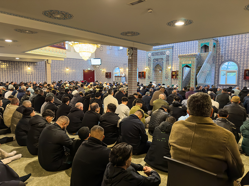 Hollanda’da Müslümanlar, bayram namazı için kentteki camileri doldurdu