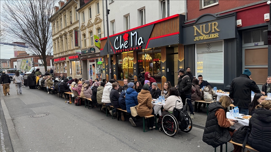 Köln’ün Türk caddesinde Türkler ve Almanlar sokak iftarında bir araya geldi (VİDEO)