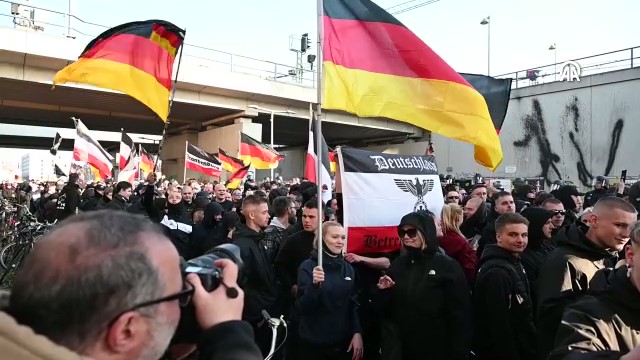 Berlin’de aşırı sağcılar ile karşıt görüşlüler gösteri yaptı (VİDEO)