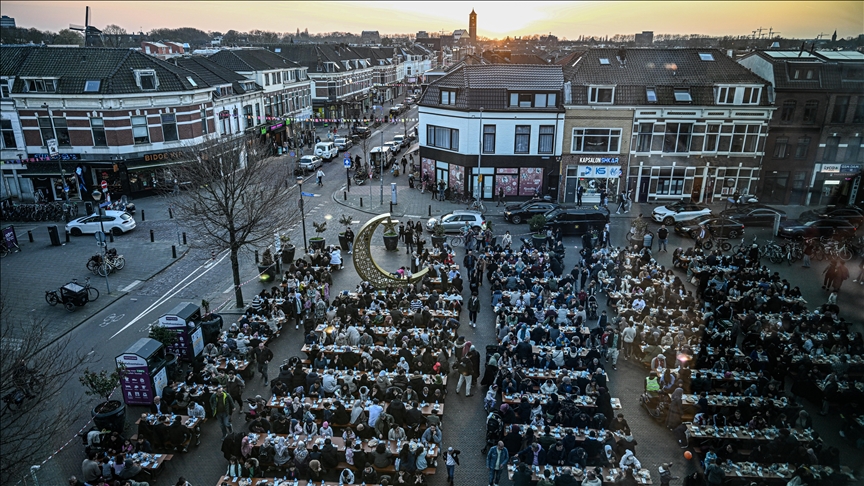 Hollanda’da „Cami Meydanı“nda düzenlenen sokak iftarına yaklaşık 1600 kişi katıldı (VİDEO)