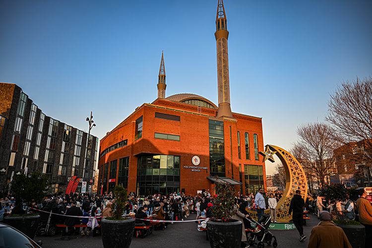Hollanda'da "Cami Meydanı"nda düzenlenen sokak iftarına yaklaşık 1600 kişi katıldı