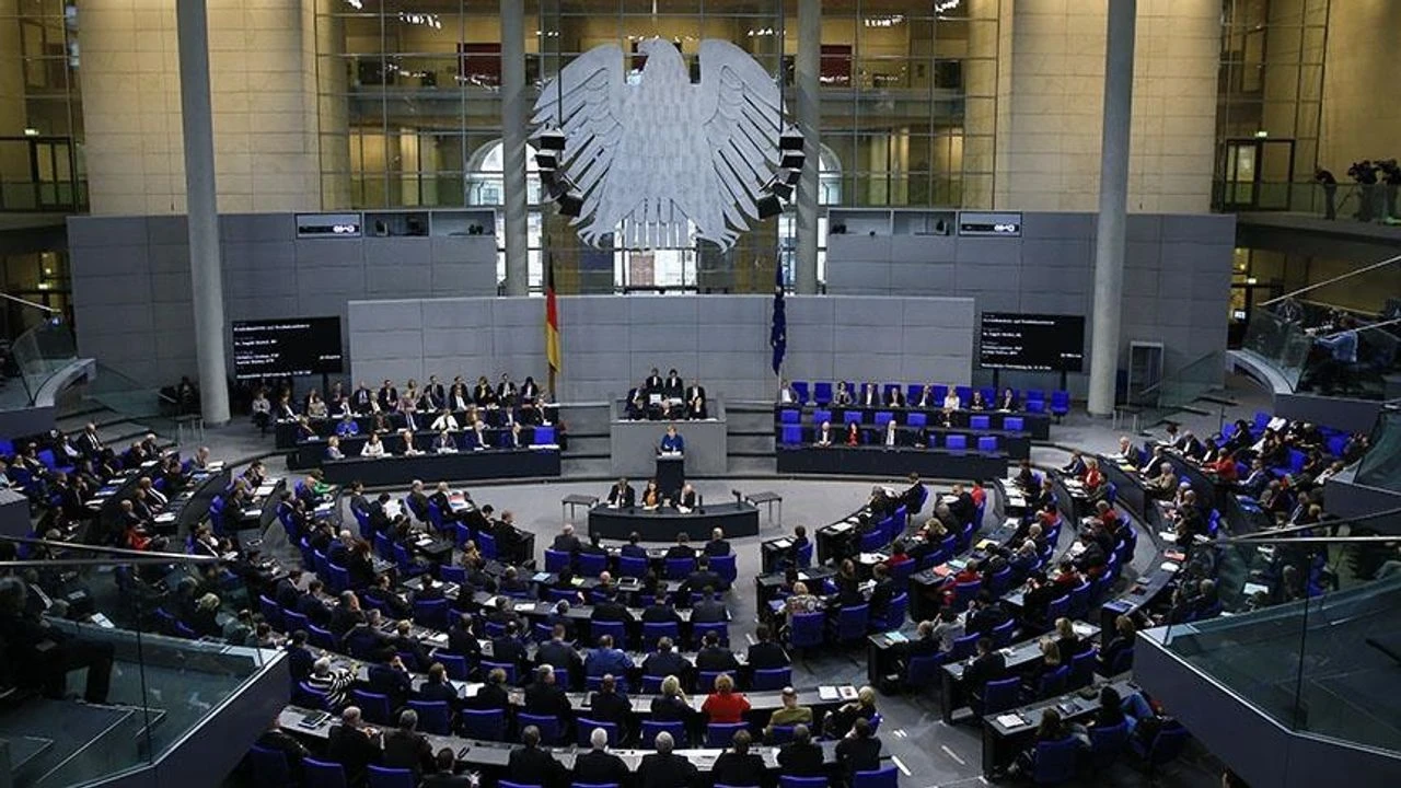 Almanya’da  Federal Eyaletler Temsilciler Meclisi milyarlarca avroluk kredi paketini onayladı