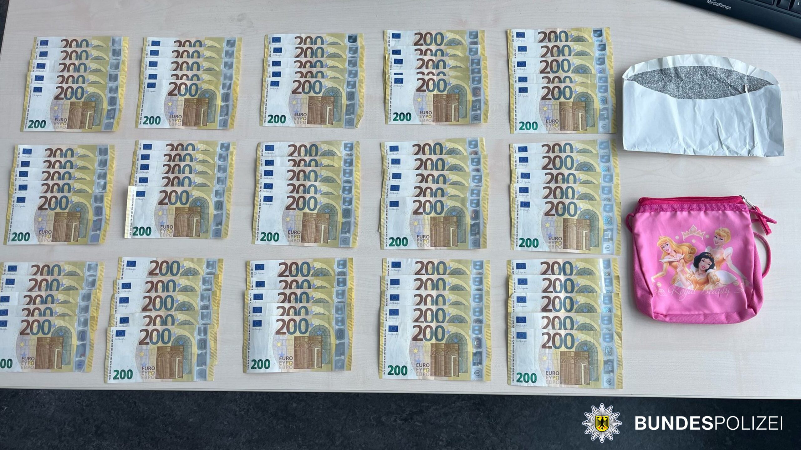 Pembe prenses deseni 15 bin Euro‘nun sahibini buldurdu (VİDEO)