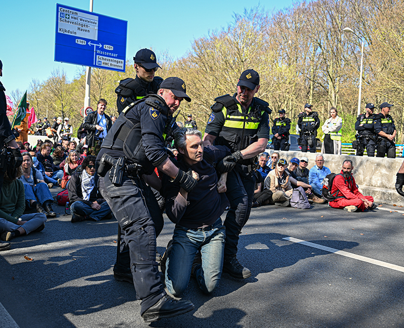Hollanda’da iklim protestosuna polis müdahalesi (VİDEO)