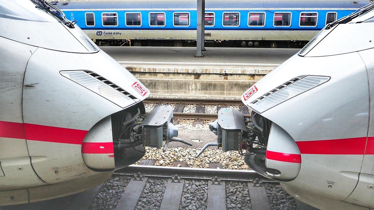 Tehlikeli tren macerası: Lokomotif bağlantısına atladı (VİDEO)