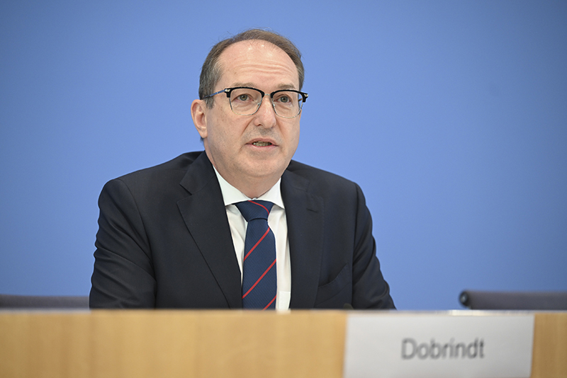 Almanya İçişleri Bakanı Dobrindt, siyasi saikli suçlara ilişkin yıllık istatistikleri sundu