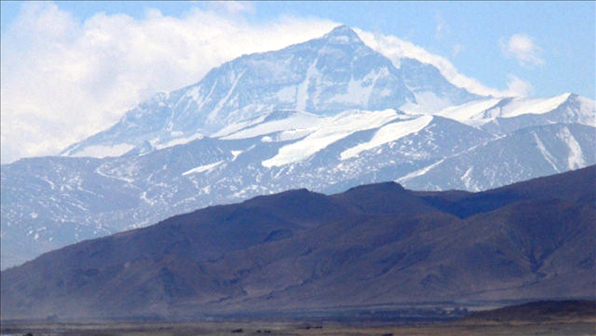 Dünyanın en yüksek zirvesi Everest’e ilk tırmanışın 72. yıl dönümü kutlanıyor