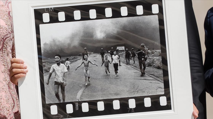 Vietnam Savaşı’nın önemli karelerinden „Napalm Kızı“ fotoğrafını kimin çektiği tartışılıyor