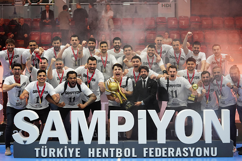 Beşiktaş Erkek Hentbol Takımı, Türkiye Kupası’nı düzenlenen törenle aldı