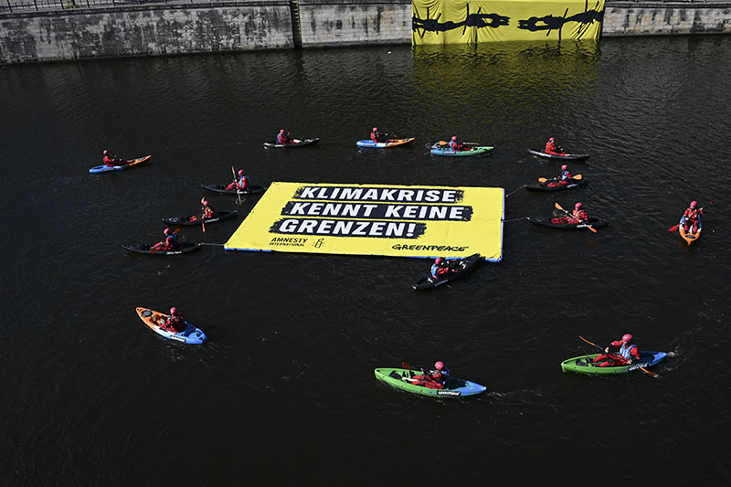Greenpeace ve Uluslararası Af Örgütü aktivistleri Berlin’de farkındalık eylemi düzenledi (VİDEO)