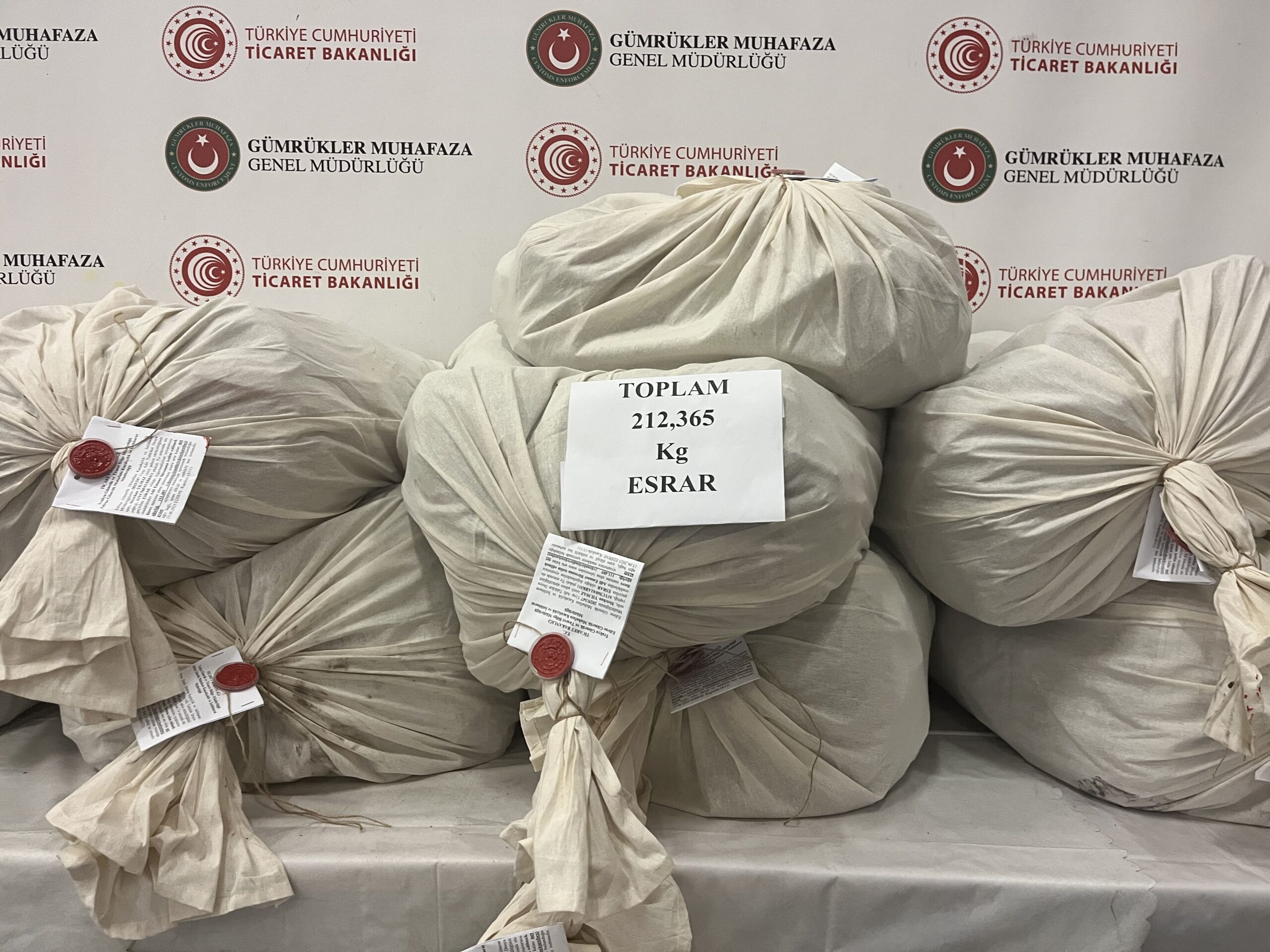 Kapıkule Sınır Kapısı’nda iki tırda 212 kilo 365 gram uyuşturucu ele geçirildi