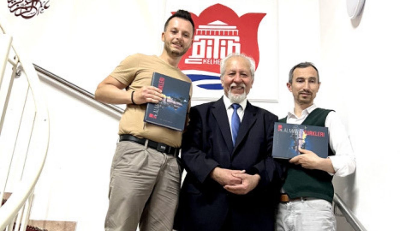 Kültür Tarihçisi Dr. Latif Çelik’ten Kelheim’de anlamlı kitap hediyesi