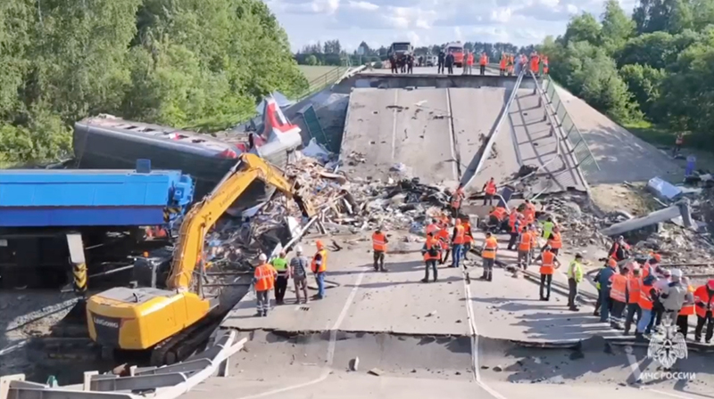 Rusya’da patlatılan otoyol köprüsünün yolcu treninin üzerine çökmesi sonucu 7 kişi öldü (VİDEO)