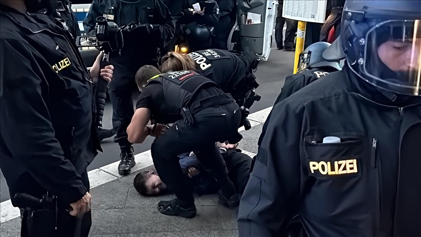 Almanya’da polisin göstericilere yönelik orantısız güç kullanması eleştirilerin hedefi oldu
