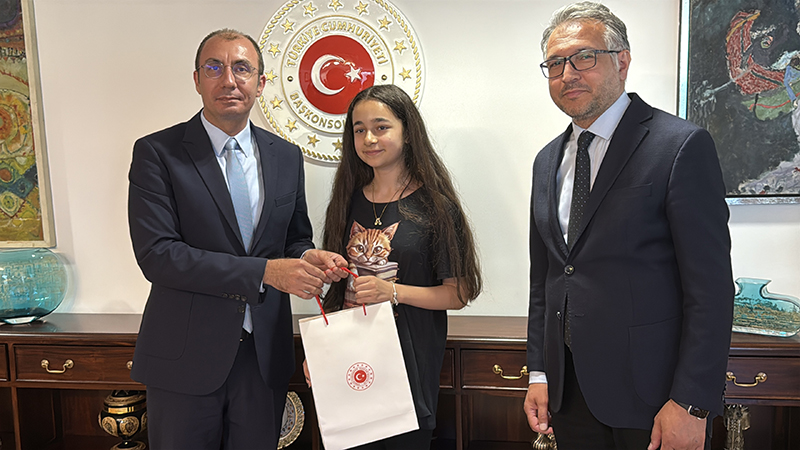 Türkiye’nin Berlin Başkonsolosu Şanlı, Almanca okuma yarışması birincisi Ayla’yı konuk etti (VİDEO)