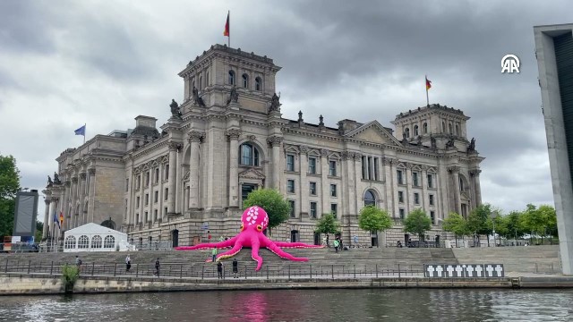 Greenpeace, derin deniz madenciliğine karşı Berlin’de protesto düzenledi (VİDEO)