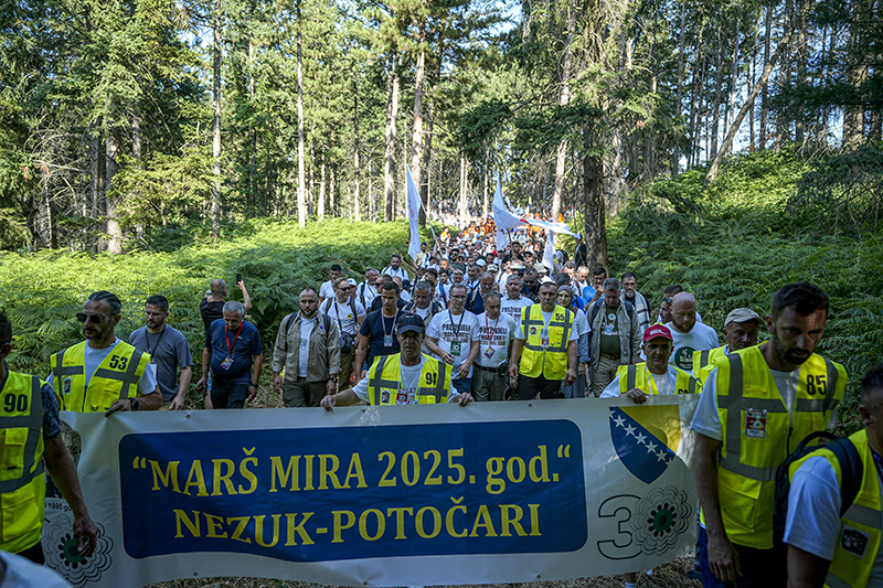 Srebrenitsa Soykırımı kurbanları anısına yapılan „Barış Yürüyüşü“ başladı