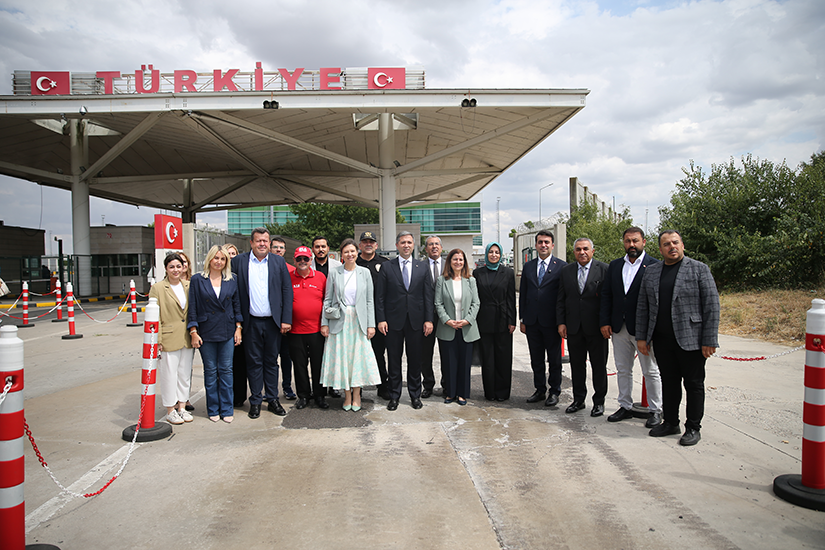 AK Parti Genel Başkan Yardımcısı Sırakaya, Kapıkule’de gurbetçilerle bir araya geldi (VİDEO)