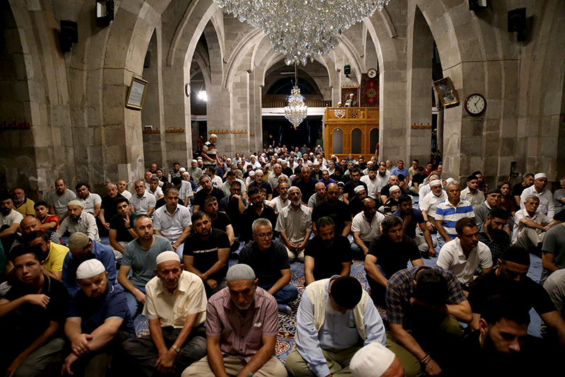 Kayseri’de gurbetçiler tarihi camide sabah namazında buluştu