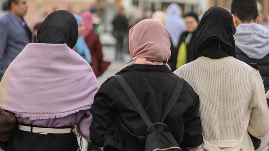 Avusturya’da hükümet, 14 yaş altındakiler için okullarda başörtüsü yasağı konusunda anlaştı