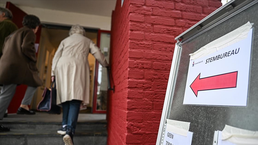 Hollanda’da erken genel seçimde aşırı sağ oy kaybederken merkez partileri güçlendi