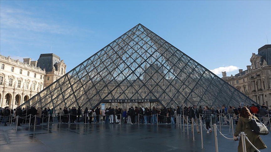 Fransa’da Louvre Müzesi soygunuyla bağlantılı 2 kişi tutuklandı