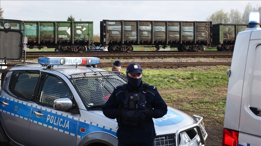 Aile 27 yıl boyunca kızlarını odasında hapsetti