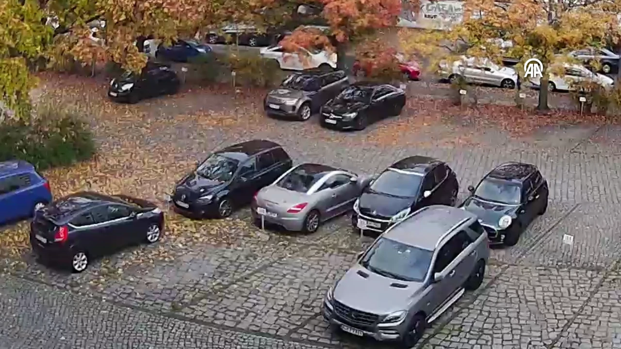 Berlin’de karganın bıraktığı taş park halindeki araca zarar verdi