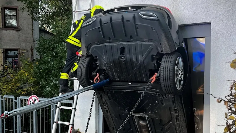 Otomobili ile asansör boşluğuna düştü