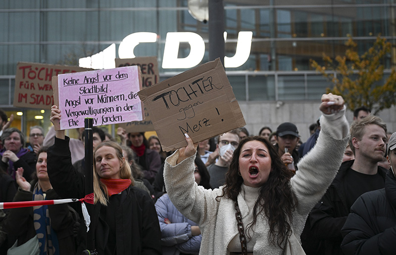 Almanya Başbakanı Merz’in düzensiz göçmenlere ilişkin sözleri protesto edildi