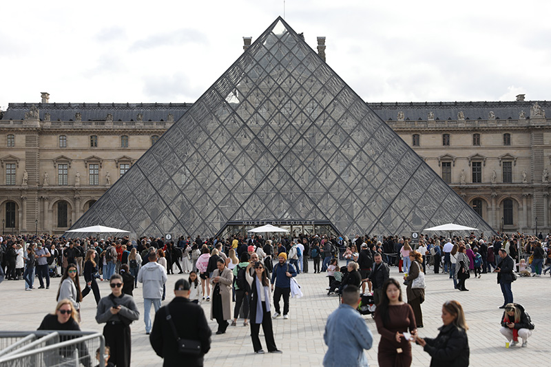 Fransa’da Louvre Müzesi soygunuyla ilişkili bir kişi daha gözaltına alındı