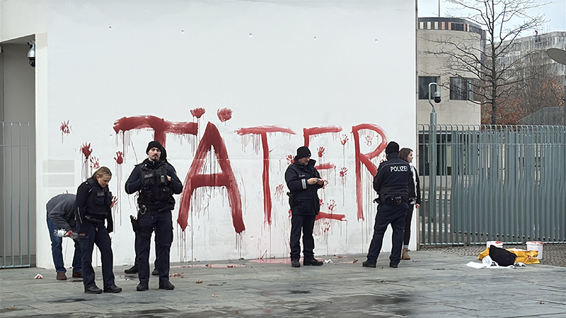 Almanya'da Filistin destekçileri Başbakanlık binasına kırmızı boyayla "failler" yazdı