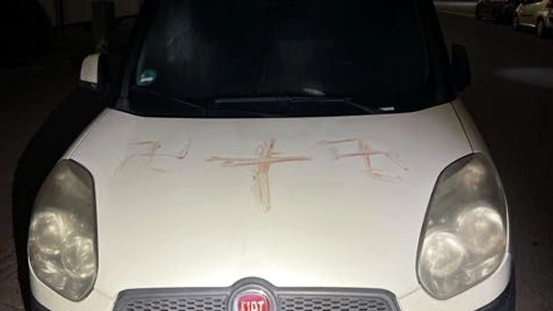 Almanya’da otomobillere ve binaların dış cephelerine „kanla gamalı haç“ çizildi