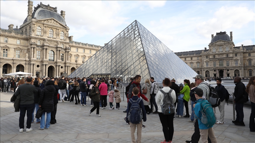 Fransa’da Louvre Müzesi’nin giriş ücretleri AB ve 3 ülke dışındaki ziyaretçiler için 2026’da artacak