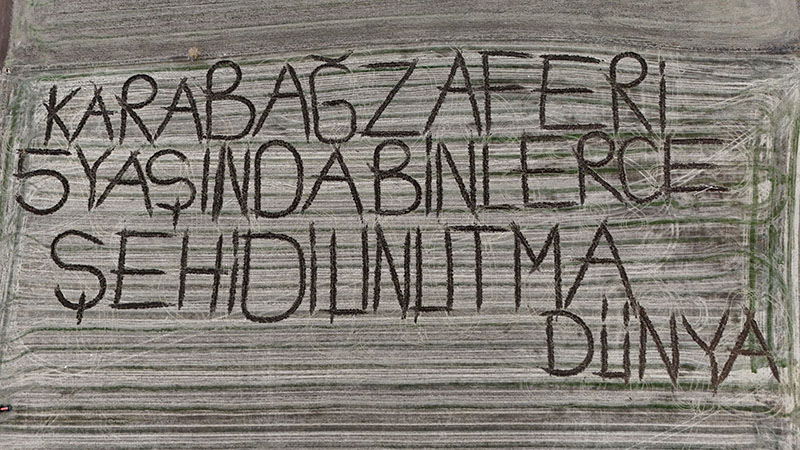 Tarlasına yazdığı kutlama mesajı ile Karabağ zaferini kutladı