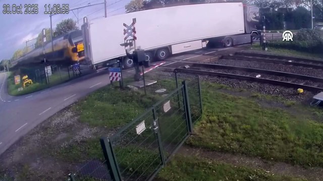 Hollanda’da tren tıra çarptı: 5 yaralı