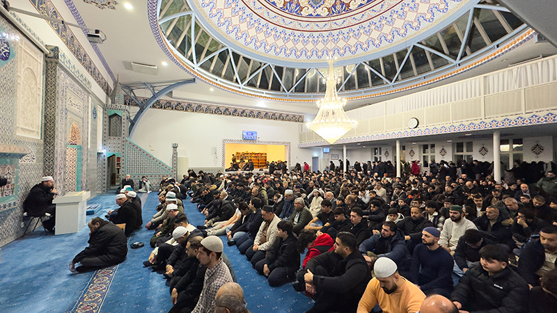 Hollanda’da 1300 genç sabah namazında buluştu