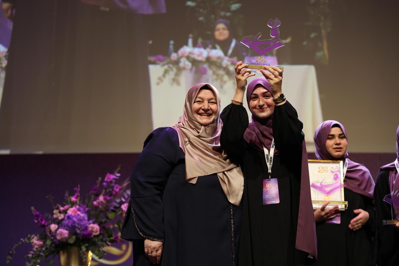 Almanya’da „Kadınlar 22. Kur’an-ı Kerim Tilavet Yarışması“ düzenlendi
