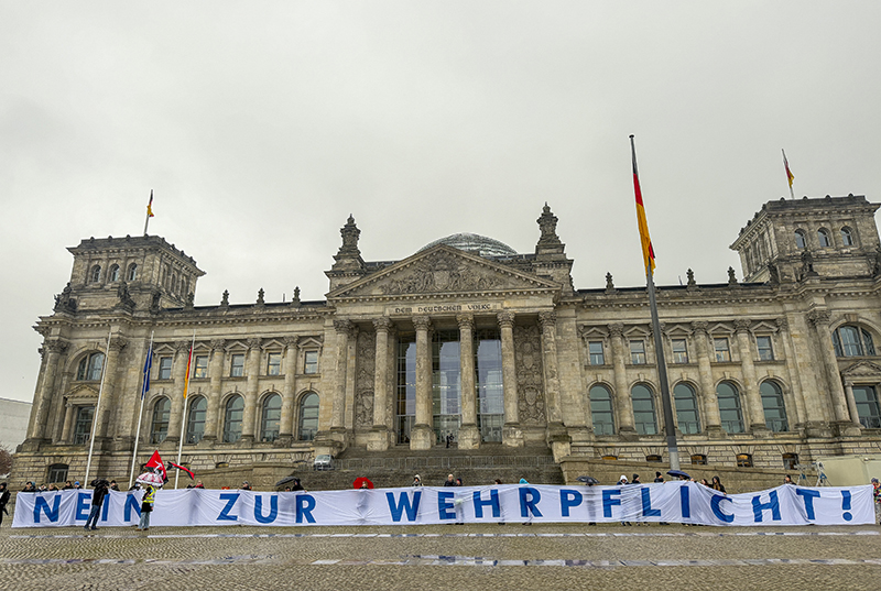 Almanya’da binlerce öğrenci „askerlik hizmeti yasa tasarısını“ protesto etti