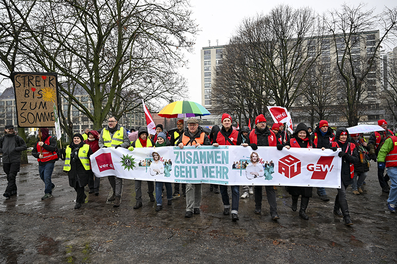 Almanya’da kamu çalışanları uyarı grevi yaptı