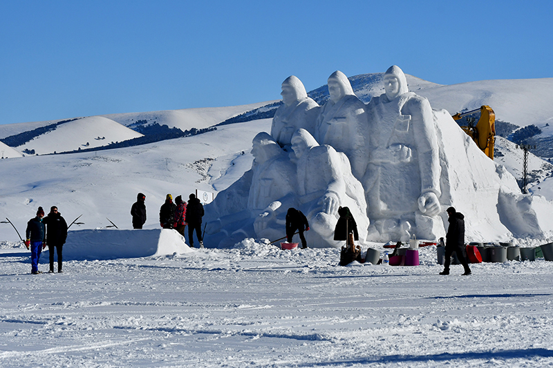 Sarıkamış şehitleri anısına yapılan kardan heykeller tamamlandı