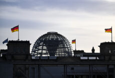 Berlin’deki Federal Meclis üzerinde Almanya bayrağı