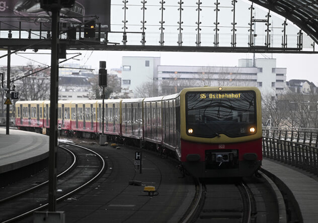 Almanya'da yeni grev dalgası toplu ulaşımı durma noktasına getirdi
